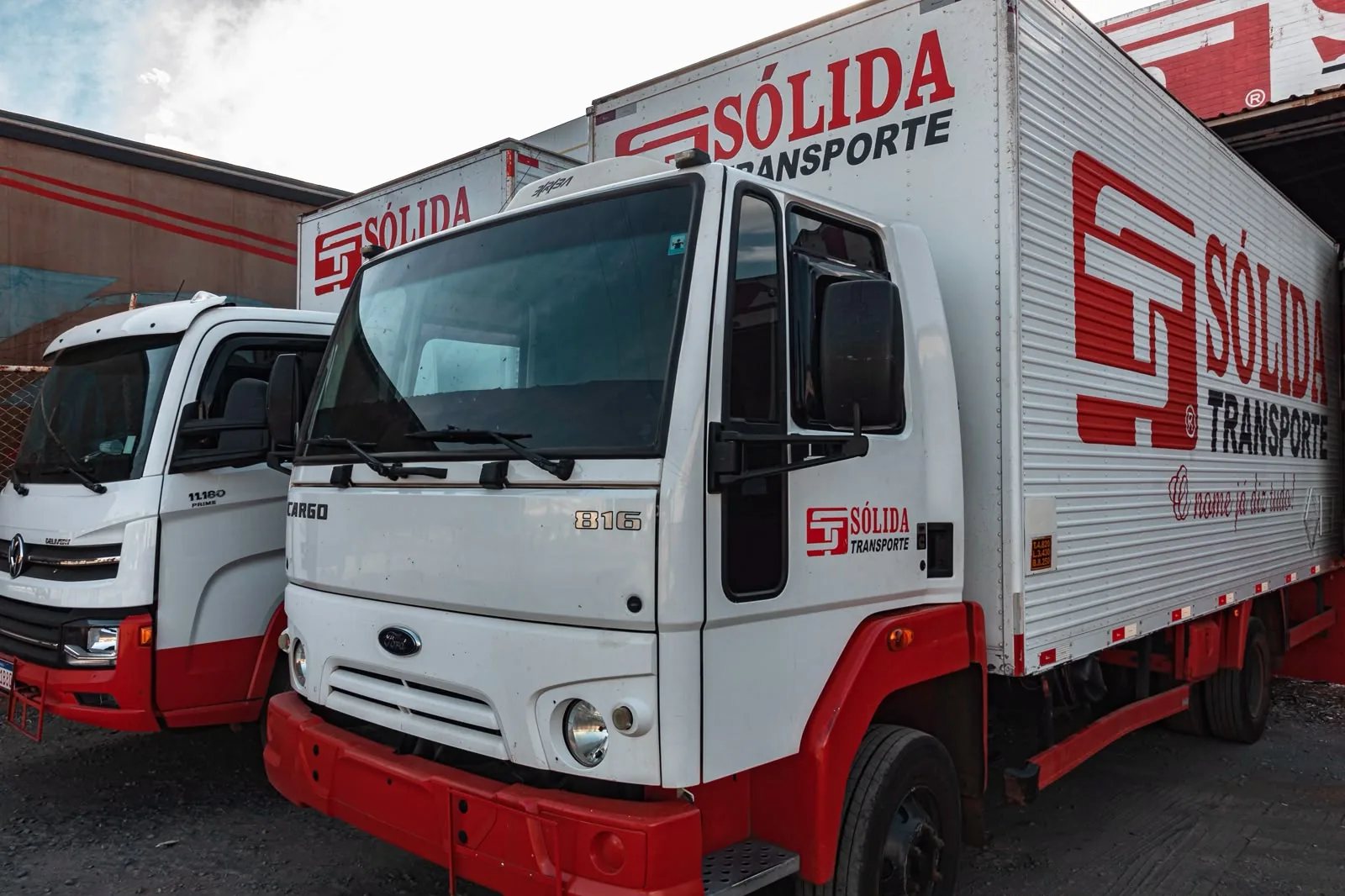 Caminhão Ford Cargo da frota da Sólida Transporte com a marca da empresa no baú