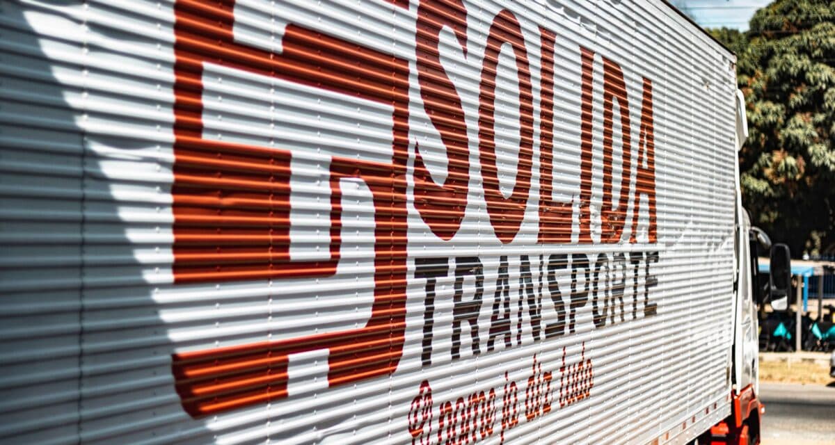 Baú de caminhão da frota da Sólida Transporte com a marca da empresa