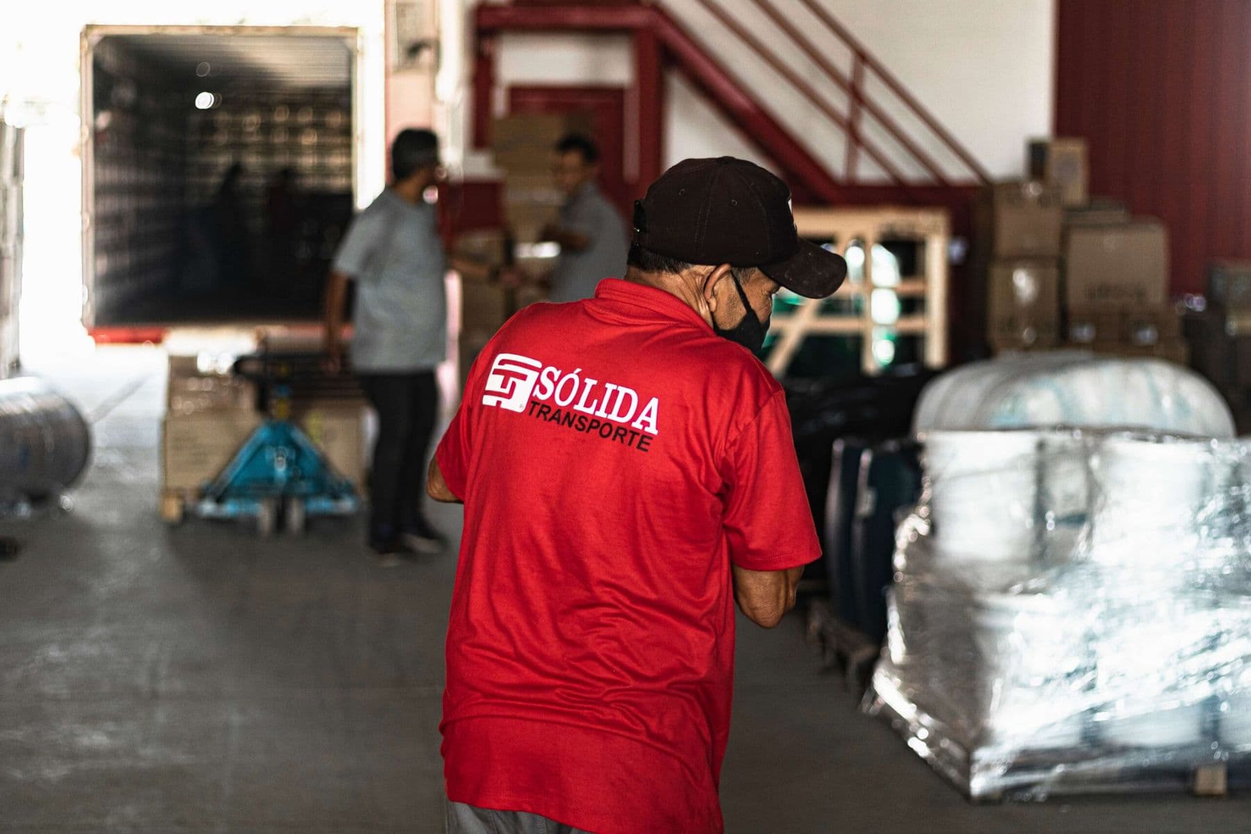 Equipe da Sólida conferindo mercadorias no galpão