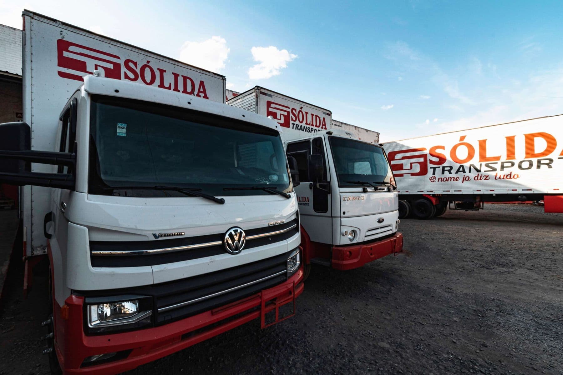 Caminhões da frota Sólida estacionados lado a lado