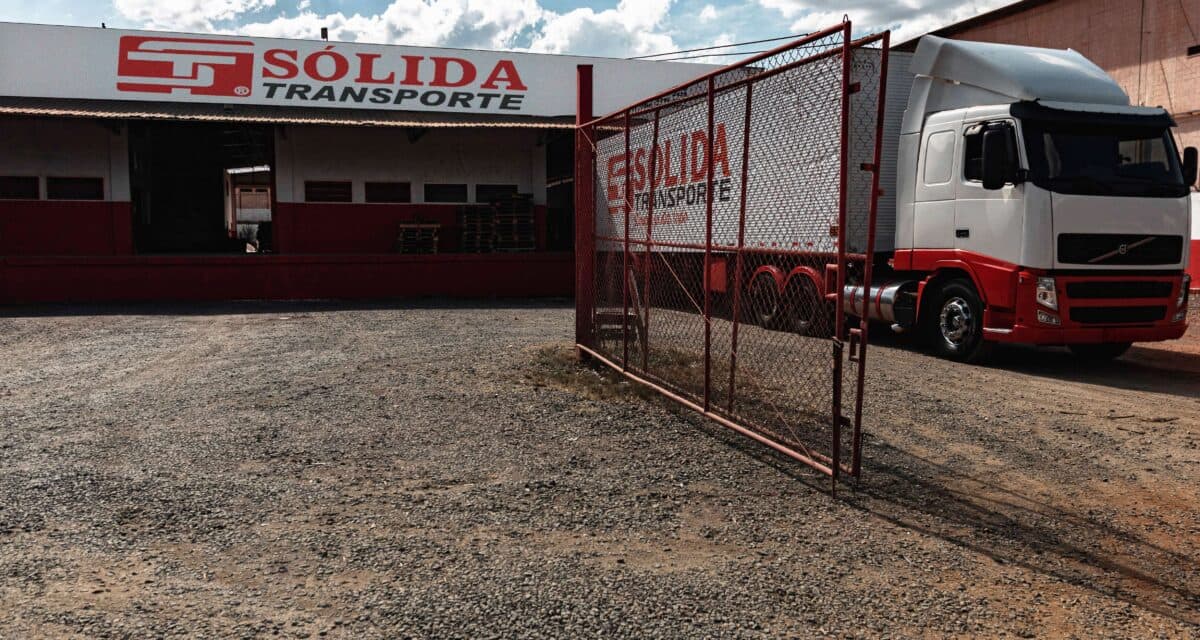 Sede da Sólida Transporte em Goiânia, com caminhão da frota própria